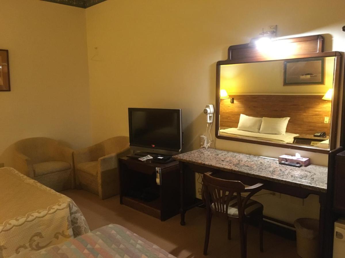 文南哥爸妻夫飯店 Hotel Tainan Exterior photo